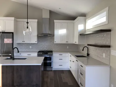Glossy Modeled Brick Pattern Backsplash