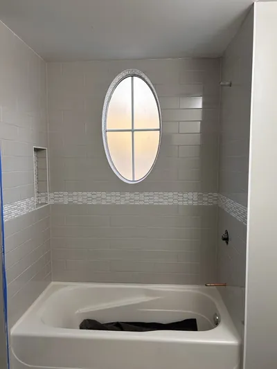 Tub Surround with Oval Window and Horizontal Feature Band 1