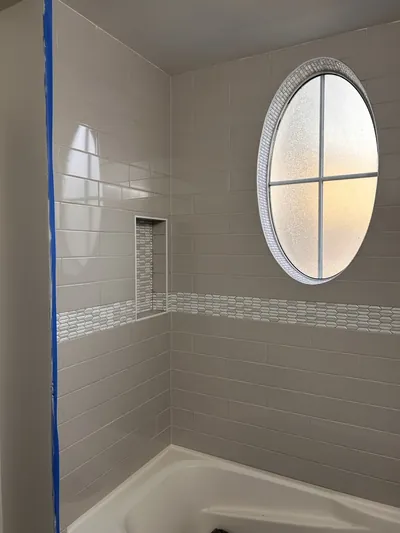 Tub Surround with Oval Window and Horizontal Feature Band 3